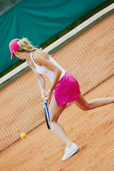 Junge Tennisspielerin Auf Dem Platz — Stockfoto