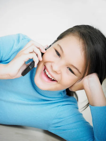 Jovem Mulher Falando Celular — Fotografia de Stock