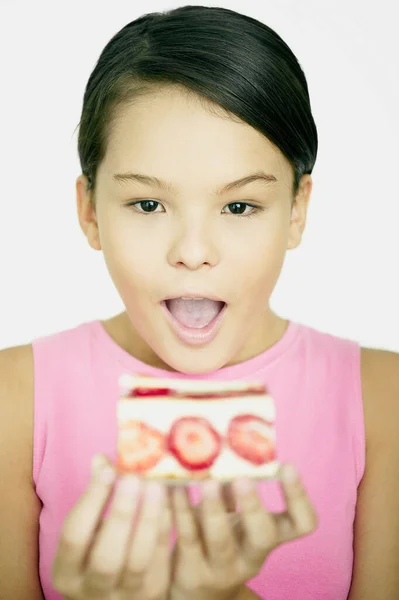 チョコレートケーキを持ってる可愛い女の子の肖像画 — ストック写真