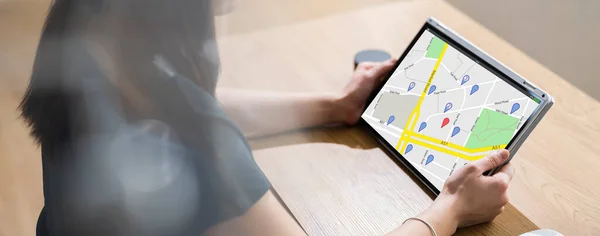 Gps Elhelyezkedés Térkép Keresés Holding Tablet Számítógép — Stock Fotó