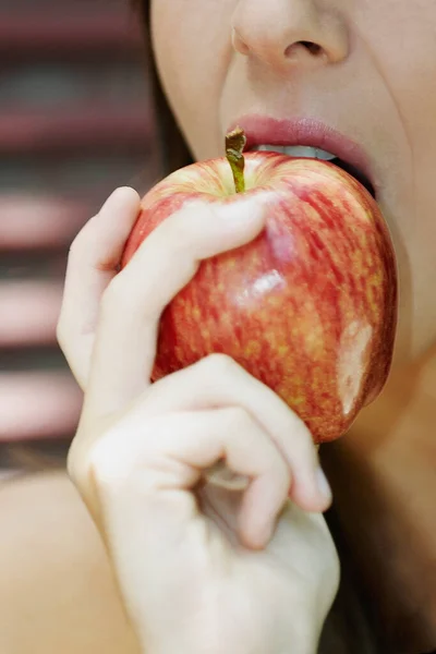 Close Van Een Jonge Vrouw Eten Apple — Stockfoto