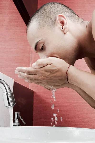 Νεαρός Άνδρας Μια Πετσέτα Στα Χέρια Του — Φωτογραφία Αρχείου