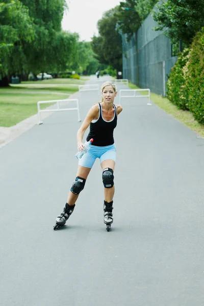 Jovem Patinadora Patinando Rua — Fotografia de Stock