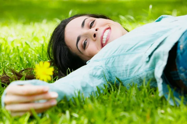 Young Beautiful Woman Lying Grass Park — Stock Photo, Image