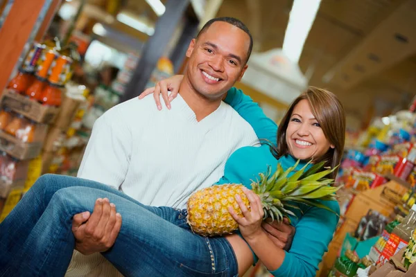 Jeune Couple Achetant Des Fruits Sur Marché — Photo