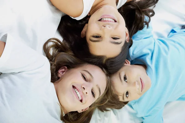 Портрет Щасливих Молодих Жінок Лежать Ліжку Спальні — стокове фото