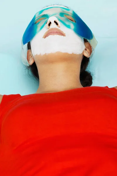 Mujer Joven Sombrero Santa Con Una Máscara Cara — Foto de Stock