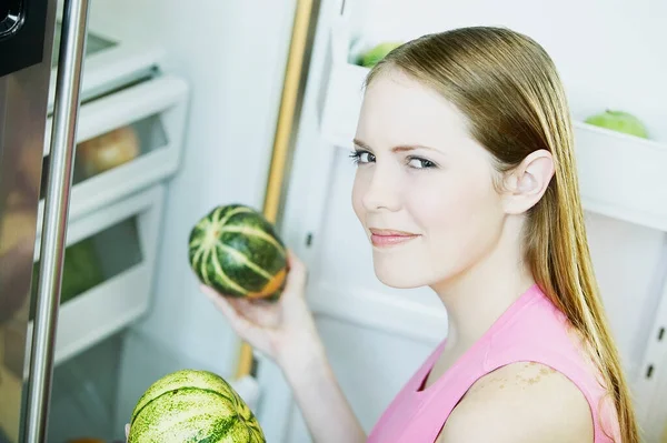 Jeune Femme Avec Mixeur Dans Cuisine — Photo