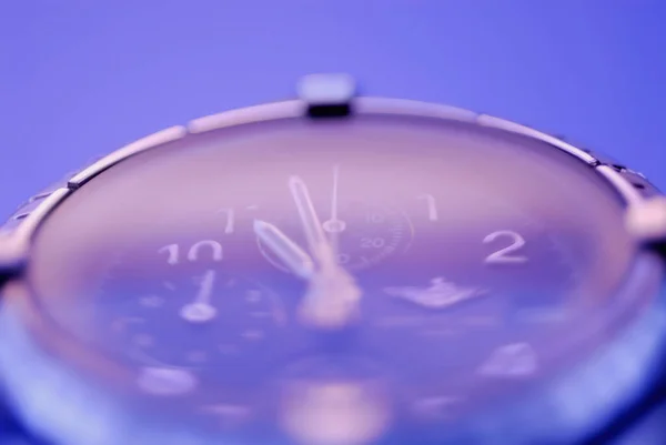 Reloj Despertador Sobre Fondo Azul — Foto de Stock