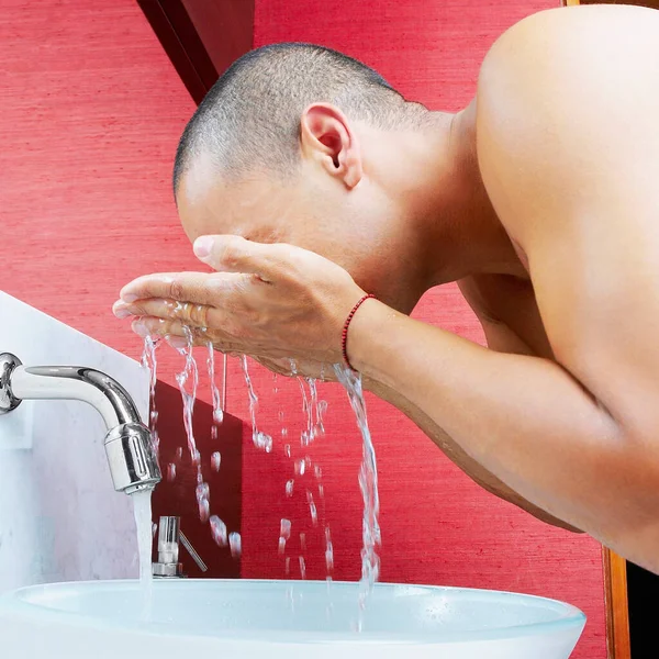 Junger Mann Wäscht Sich Badezimmer Mit Schaum — Stockfoto