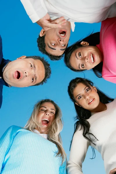 Grupo Jovens Com Emoções Diferentes — Fotografia de Stock