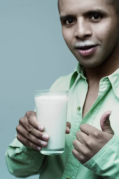 Porträt Eines Jungen Mannes Der Ein Glas Milch Hält Und — Stockfoto