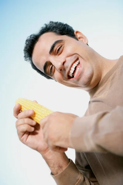 Portrét Mladého Muže Držícího Misku Kukuřice — Stock fotografie