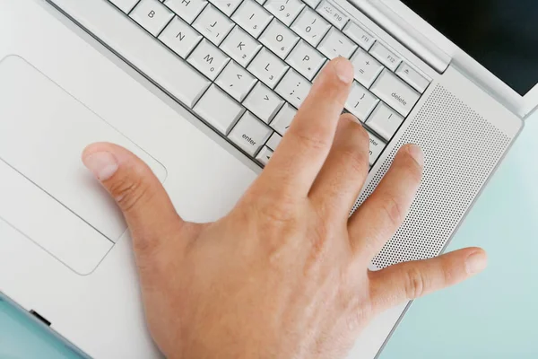 Primer Plano Una Mano Escribiendo Teclado Portátil — Foto de Stock