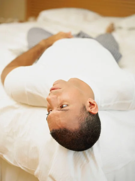 ベッドの上に寝そべっている青年の肖像画 — ストック写真