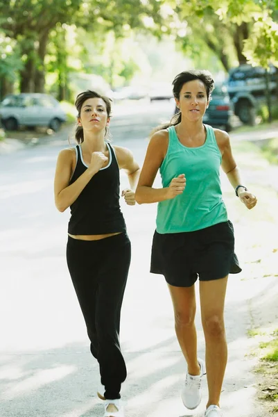 Dwóch Młodych Kobiet Jogging Parku — Zdjęcie stockowe