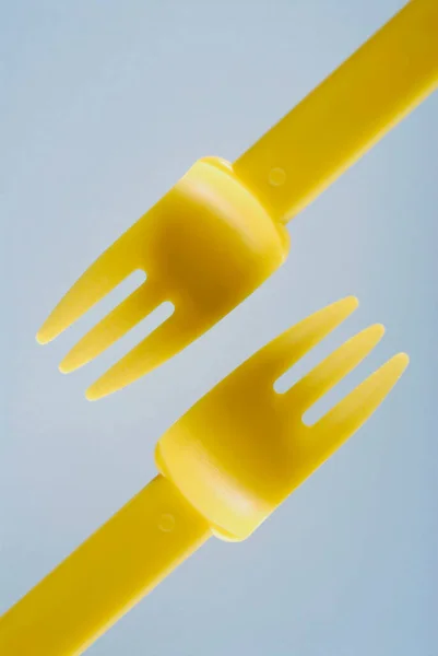 Garfo Plástico Amarelo Com Uma Maçaneta Fundo Verde — Fotografia de Stock