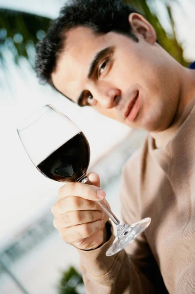 Porträtt Ung Man Med Ett Glas Vin — Stockfoto