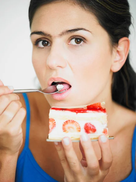 Mujer Joven Comiendo Pastel Chocolate —  Fotos de Stock