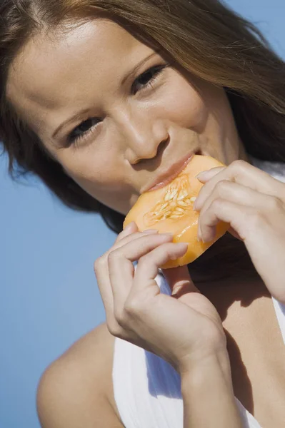 Vrouw Die Een Broodje Eet — Stockfoto