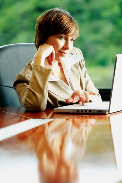 Giovane Donna Seduta Tavola Con Computer Portatile — Foto Stock