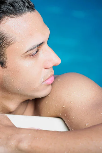 Havuzda Islak Saçlı Genç Bir Adam — Stok fotoğraf