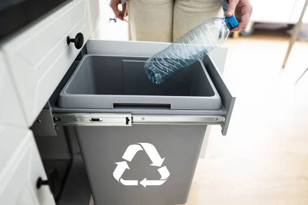 Bottiglia Cestino Cucina Smistamento Rifiuti Plastica — Foto Stock