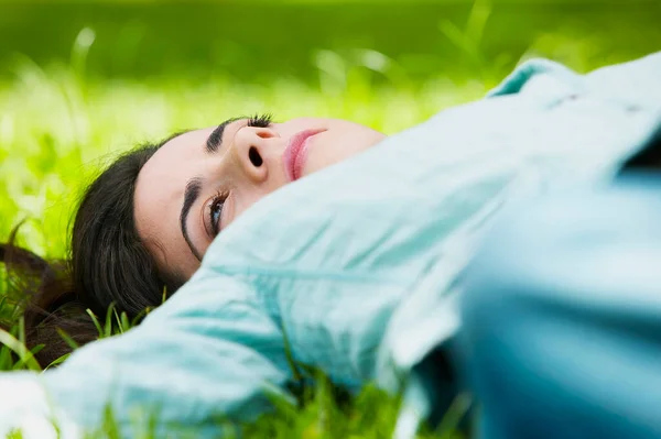 Молодая Женщина Лежит Зеленой Траве Парке — стоковое фото