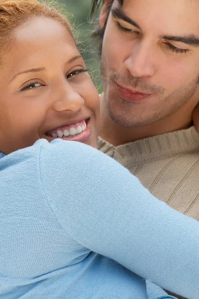 Retrato Jovem Casal Deitado Banco Parque — Fotografia de Stock