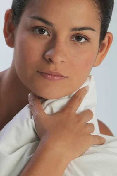 Close Uma Jovem Mulher Com Uma Camisa Branca — Fotografia de Stock