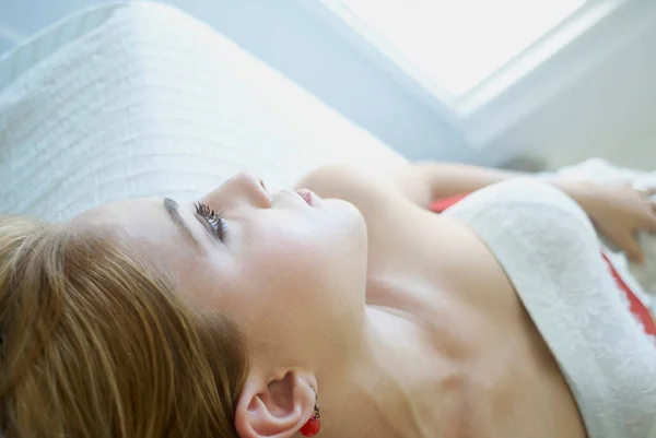 Молодая Женщина Лежит Кровати Полотенцем — стоковое фото