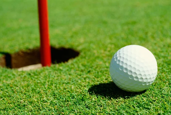 Close Van Een Golfbal Bij Een Gat — Stockfoto