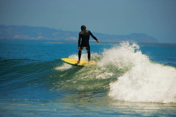 Homme Surfeur Avec Planche Surf Sur Plage — Photo