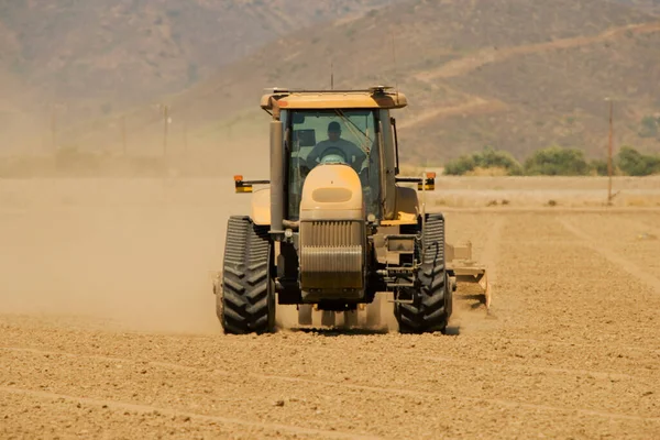 Traktor Som Arbetar Fältet — Stockfoto