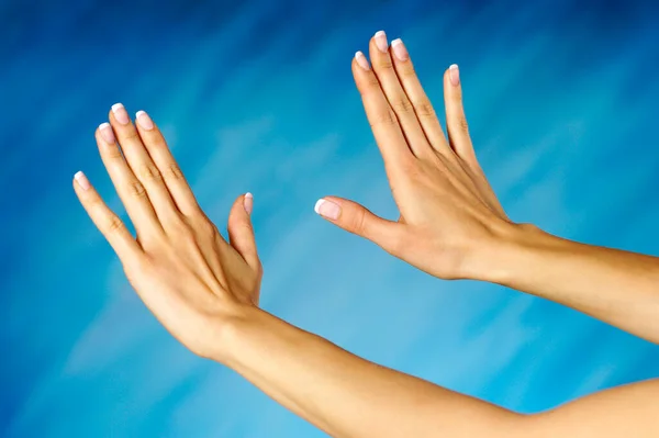 Handen Van Een Vrouw Hand Van Een Kind Een Blauwe — Stockfoto