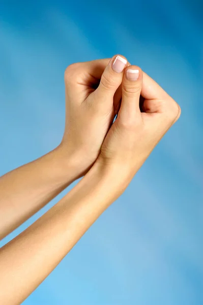 Mão Feminina Com Manicure Azul Fundo Turquesa — Fotografia de Stock