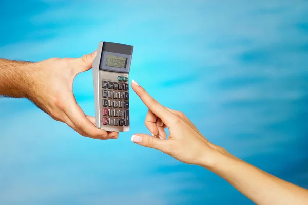 Man Hand Holding Calculator Blue Sky Background — Stock Photo, Image