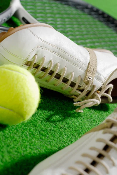 Close Van Een Paar Sportschoenen Met Tennisracket Tennisbal — Stockfoto