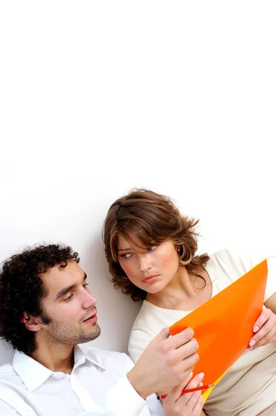 Gros Plan Sur Jeune Couple Discutant Documents — Photo