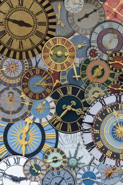 古代の教会の塔の時計の複数の色のコレクションは ローマ数字と異なるサイズと形で山の上に — ストック写真