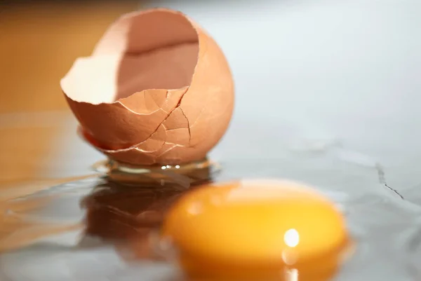 Tahta Bir Masada Cam Bir Kasede Kırılmış Yumurta — Stok fotoğraf