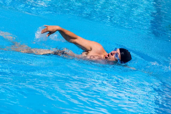 Junger Mann Mit Blauer Mütze Und Brille Auf Dem Wasser — Stockfoto