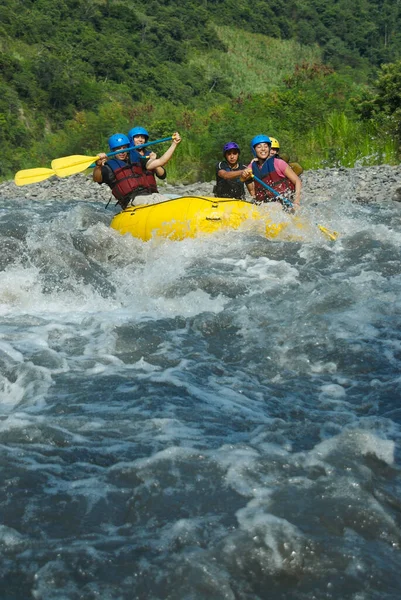 Grupo Jóvenes Que Hacen Kayak Las Montañas — Foto de Stock