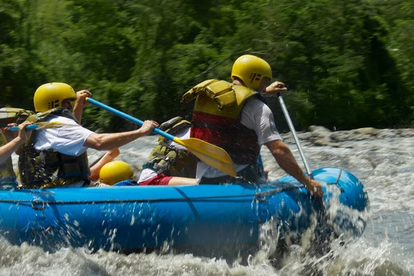 Rafting Oroszország Július 2017 Emberek Wakeboarding Folyón Erdőben — Stock Fotó