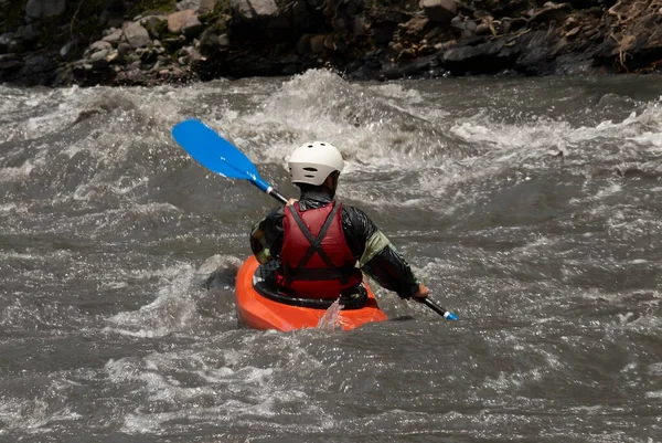 Mann Kajak Mit Rucksack Auf Dem Fluss — Stockfoto