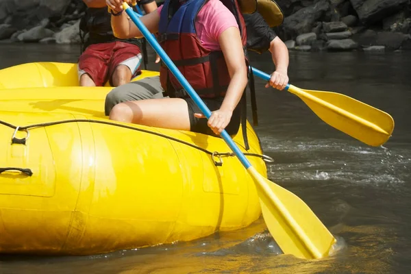 Człowiek Spływa Kajakiem Rzece — Zdjęcie stockowe