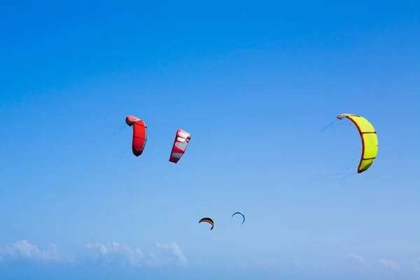 Paraglider Den Blå Himlen — Stockfoto