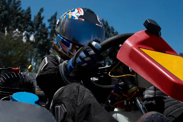 山を背景にバイク用ヘルメットと青いジャケットを着た若い男が — ストック写真
