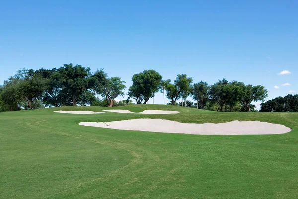 Golfplatz Mit Grünem Gras Und Blauem Himmel — Stockfoto