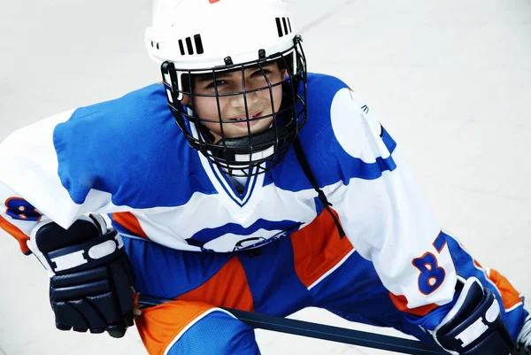 Hockey Spelare Med Boll Vit Bakgrund — Stockfoto
